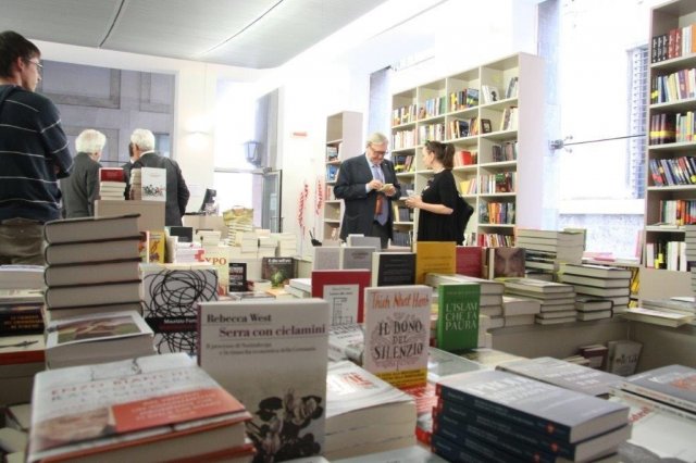 Incontro con Rubbia nella Libreria nuova Rinascita prima della Conferenza promossa dalla Nuova Libreria Rinascita, sulla Scienza e la Tecnica, con il premio Nobel e senatore a vita,Carlo Rubbia, e con la scienziata Maria Chiara Carrozza. Salone Vanvi